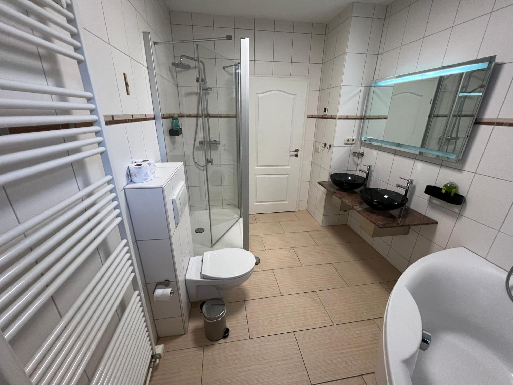 Apartment Humboldt 3 Schlafzimmer,Wifi, Netflix Parken, Terrasse, Klimatisiert, Naehe Zentrum جينا المظهر الخارجي الصورة